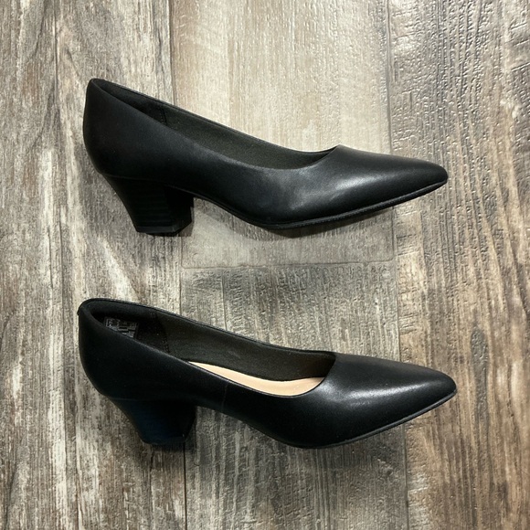 Clarks Women's Classic Black Heels Size 6W - Picture 8 of 12